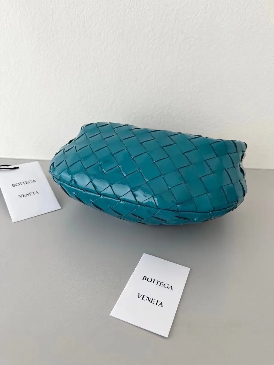 Patent leather BV Jodie mini〰️The round bag shape has always been the top seller of BV❗️The hollow design of the triangular pull tag can be matched with any clothes. The outer part is made of first-layer patent leather cowhide, and the inner part is still the most expensive sheepskin in the market. Our products are not market currency! ! For leather hardware, we are very strict in auditing! It’s not the best thing to do, even if you earn less! 28×23×8